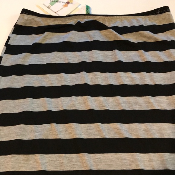 Lightweight Black & Gray Striped skirt - Picture 3 of 7